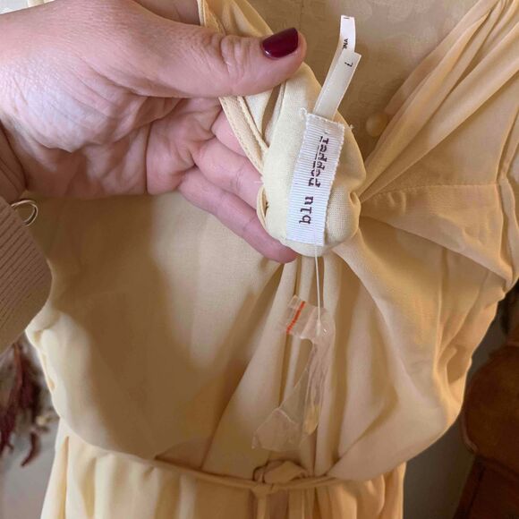 Blu Pepper NWT Pale Yellow Lace Slip Dress Tie Waist Keyhole Large - Picture 8 of 12